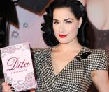 Dita von Teese dédicace son livre, <i>Dita : Stripteese</i>, à Londres, le 27 novembre 2009.