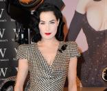 Dita von Teese dédicace son livre,  Dita : Stripteese , à Londres, le 27 novembre 2009.
