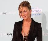 Jennifer Aniston joliment vêtue de Burberry...