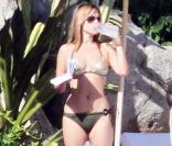 La belle Alicja Bachleda-Curus, au bord de la piscine d\'un hôtel de Mexico, où elle passe quelques jours de repos avec son compagnon Colin Farrell, le 30 novembre 2009.<br />