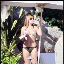 La belle Alicja Bachleda-Curus, au bord de la piscine d'un hôtel de Mexico, où elle passe quelques jours de repos avec son compagnon Colin Farrell, le 30 novembre 2009.<br />