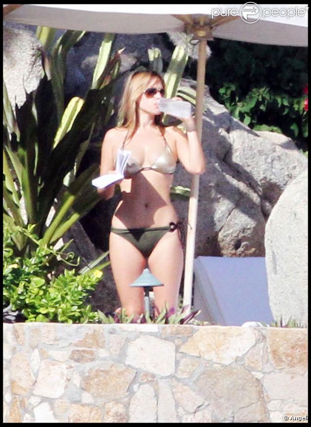La belle Alicja Bachleda-Curus, au bord de la piscine d'un hôtel de Mexico, où elle passe quelques jours de repos avec son compagnon Colin Farrell, le 30 novembre 2009. 