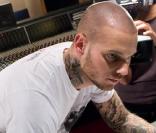 M. Pokora dédicace des t-shirts pour AIdes 