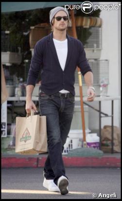 Gabriel Aubry, le compagnon d'Halle Berry, se promène à Los Angeles le 30 novembre 2009