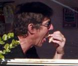 Dennis Quaid et sa femme Kimberly Buffington partagent un moment de tendresse après avoir déjeuné au Ivy Shore à Santa Monica le 14 novembre 2009