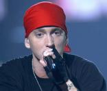 Eminem a eu la mauvaise idée de sortir son album la même semaine que celui de Susan Boyle... Bilan : il s'est fait battre à plate couture par la révélation de  Britain's got talent .  