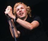 Le musicien américain Beck a écrit et composé l'album  IRM  avec Charlotte Gainsbourg. Ici sur sècne à Paris en 2003.