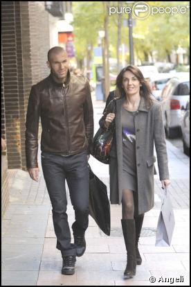 Zinedine Zidane et sa femme Véronique en virée shopping dans les rues de Madrid, le 8 décembre 2009.