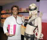 L'humoriste Titoff a investi un sex-shop parisien pour promouvoir son DVD,  Professeur Jacky Love , dans lequel il incarne un psychosexologue.