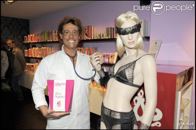L'humoriste Titoff a investi un sex-shop parisien pour promouvoir son DVD,  Professeur Jacky Love , dans lequel il incarne un psychosexologue.