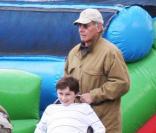 Harrison Ford et Calista Flockhart avec son fils Liam lors d'un anniversaire en plein air à Los Angeles le 6 décembre 2009