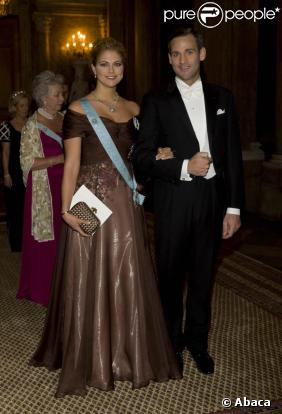 Madeleine de Suède arrive au dîner donné à Stockholm en l'honneur des lauréats des Nobel 2009 au bras de son fiancé Jonas Bergström, le 12 décembre 2009