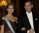 La princesse Madeleine de Suède, superbe au bras de son fiancé, mais sa soeur Victoria a... oublié le sien !