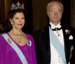 La reine Silvia et le roi Carl XVI Gustaf de Suède arrivent au dîner donné à Stockholm en l'honneur des lauréats des Nobel 2009, le 12 décembre 2009