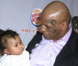 Mike Tyson et la petite Milan lors de la cérémonie des Video Game Awards, le 12 décembre 2009 à Los Angeles.