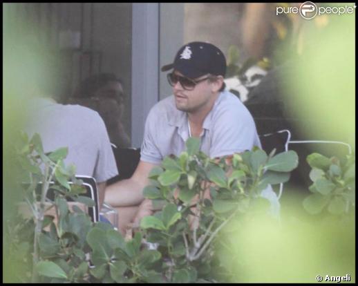 Leonardo DiCaprio, à l'occasion d'une petite partie de poker avec des amis, sous le soleil de Miami, le 8 décembre 2009.