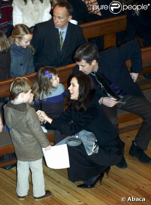 Mary et Frederik de Danemark se sont rendus avec leurs enfants Christian et Isabella à l'église, le 13 décembre 2009