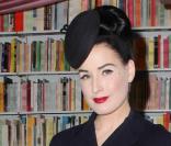 Dita Von Teese dédicace son livre <i>Dita: Stripteese</i>, à Los Angeles le 11 décembre 2009