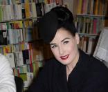 Dita Von Teese dédicace son livre  Dita: Stripteese , à Los Angeles le 11 décembre 2009