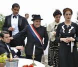 Caponi (Jean Benguigui) fait une fête avec ses nouveaux alliés 