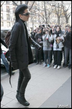 Bill Kaulitz de Tokio hotel fait son entrée au Plaza Athénée à Paris, le 14 décembre 2009.