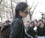 Bill Kaulitz de Tokio hotel fait son entrée au Plaza Athénée à Paris, le 14 décembre 2009.