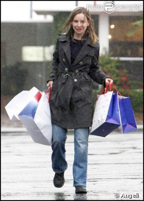Calista Flockhart brave les pluies diluviennes de Los Angeles pour son shopping de Noël le 12 décembre 2009