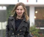 Calista Flockhart brave les pluies diluviennes de Los Angeles pour son shopping de Noël le 12 décembre 2009