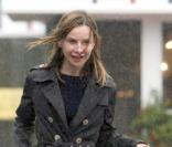 Calista Flockhart brave les pluies diluviennes de Los Angeles pour son shopping de Noël le 12 décembre 2009