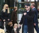 Claudia Schiffer prend l'Eurostar en famille en mars 2008 