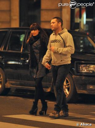 Sam Worthington et sa délicieuse compagne en promenade romantique dans les rues de Paris, en décembre 2009.