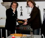 André Rieu pose avec son fils Pierre dans son château à Maastricht le 13 novembre 2009
