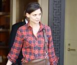 Katie Holmes et son look d'étudiante triste dans les rues de los Angeles, le 23 décembre 2009.