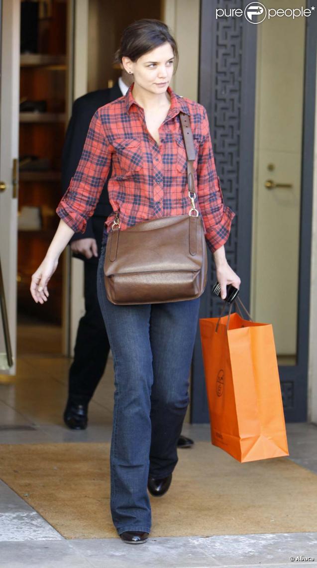 Katie Holmes et son look d'étudiante triste dans les rues de los Angeles, le 23 décembre 2009.