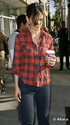 Katie Holmes et son look d'étudiante triste dans les rues de los Angeles, le 23 décembre 2009.