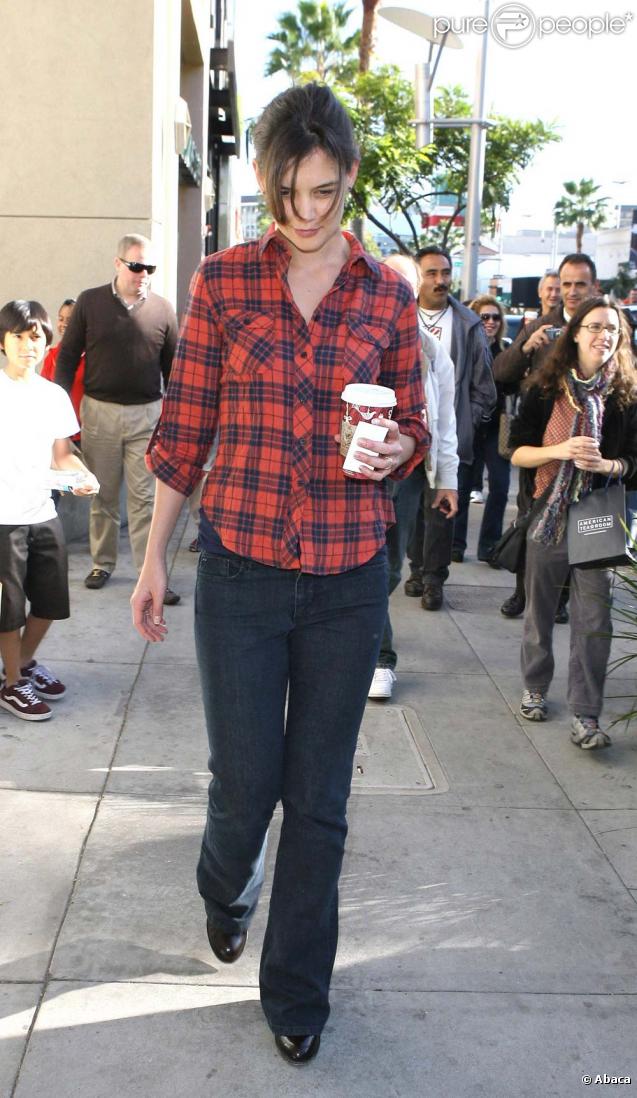 Katie Holmes et son look d'étudiante triste dans les rues de los Angeles, le 23 décembre 2009.