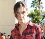 Katie Holmes et son look d'étudiante triste dans les rues de los Angeles, le 23 décembre 2009.