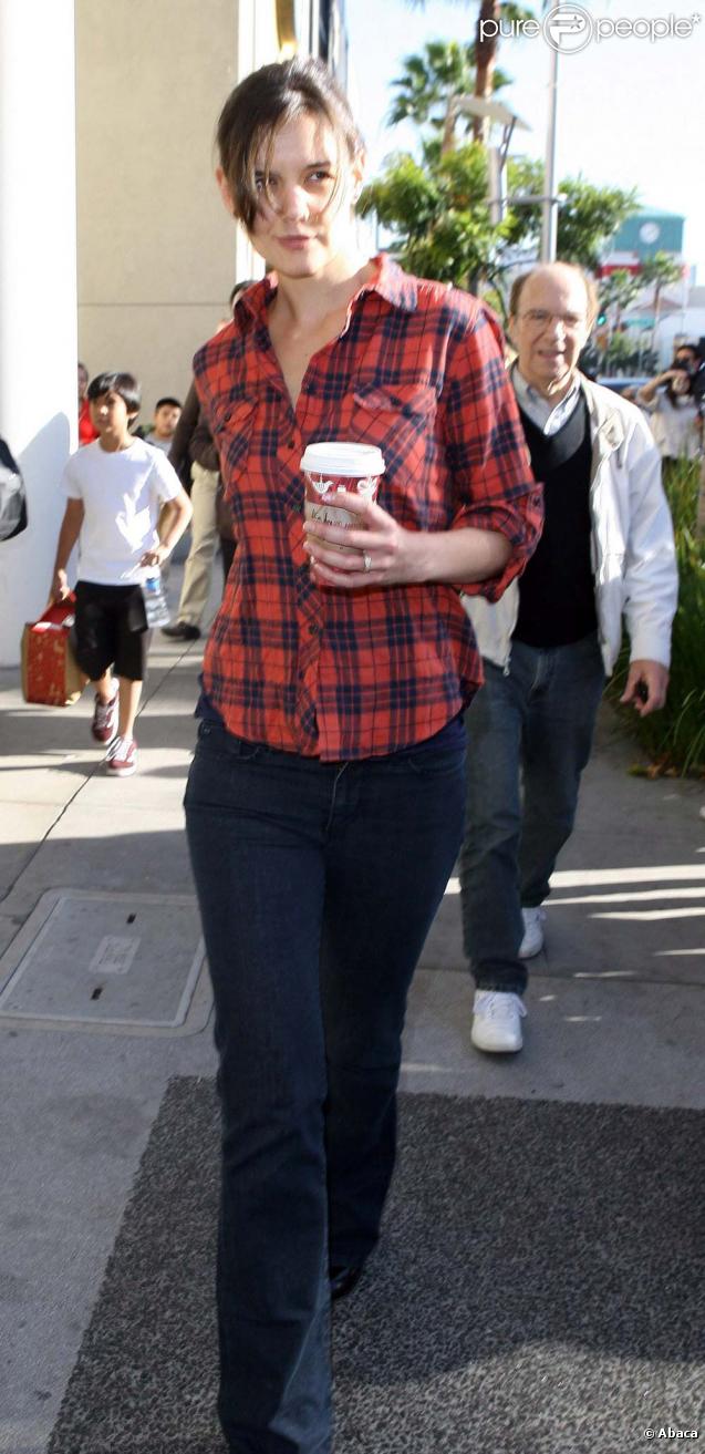 Katie Holmes et son look d'étudiante triste dans les rues de los Angeles, le 23 décembre 2009.