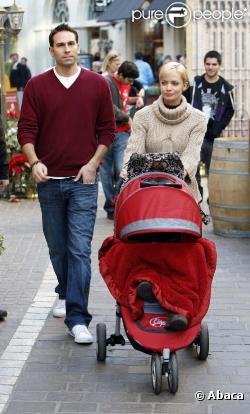 Jaime Pressly, son mari et son bébé en plein shopping dans Los Angeles, le 23 décembre 2009.