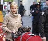 Jaime Pressly, son mari et son bébé en plein shopping dans Los Angeles, le 23 décembre 2009.