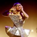 Lady Gaga : Regardez-la fondre en larmes sur scène !