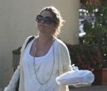 Rebecca Gayheart mange pour deux et peut être même plus dans les rues de Beverly Hills le 28 décembre 2009  
