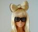 Lady Gaga en mode Barbie... avec un noeud sur la tête, évidemment ! 