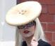Lady Gaga version nid-de-cigogne : une coiffure disponible aussi en format poupée ! 