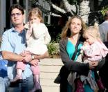 Brooke Mueller et Charlie Sheen, accompagnés des adorables Sam et Lola (que Charlie a eues avec Denise Richards) 