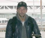 Bradley Cooper, à l'aéroport de Los Angeles, en compagnie de sa chienne Charlotte... 30/12/09