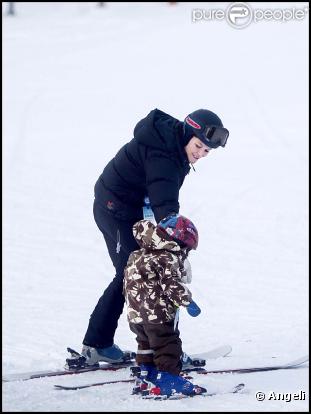 La princesse Victoria de Suède profite de vacances à la neige avec son fiancé Daniel Westling, partageant ces moments de détente avec des amis et leurs enfants