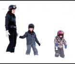 La princesse Victoria de Suède profite de vacances à la neige avec son fiancé Daniel Westling, partageant ces moments de détente avec des amis et leurs enfants