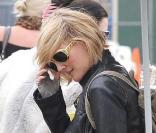 De sortie sur le marché de Los Feliz avec un ami et son chien, Drew Barrymore s'est offert des lunettes jaunes d'un goût très particulier... Pas d'award cette fois-ci pour elle !