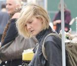 De sortie sur le marché de Los Feliz avec un ami et son chien, Drew Barrymore s'est offert des lunettes jaunes d'un goût très particulier... Pas d'award cette fois-ci pour elle !